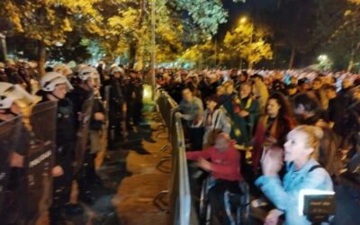 Crna Gora: Protest ispred Skupštine, građani pokušali da sruše zaštitnu ogradu