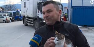 Pripadnik FUCZ-a udomio mačku spašenu iz ruševina u Turskoj