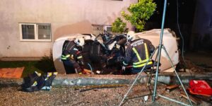 Ovako izgleda automobil nakon stravične nesreće u kojoj je poginuo mladić, a dvije osobe teško povrijeđene IMG_7403