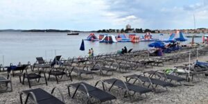 687a10d3-8d50-4018-a996-4ef758c67f20-vodice-jadran-prazna-plaza-lezaljke-prsc-preview-1