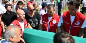 na-vlakovu-klanjana-dzenaza-tragicno-nastradaloj-doktorici-aida-softic-viber-image-2025-08-02-12-22-49-425_688de72c86cd3