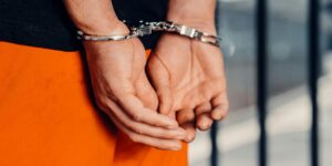 Muškarcu iz Lukavca tri godine zatvora jer je pijan automobilom usmrtio pješaka a person in handcuffs