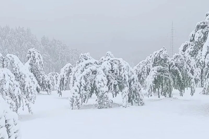 EVROPA U ČUDU, SVE JE ZATRPANO SNIJEGOM! Veje kao usred januara, palo preko 80 centimetara snježnog prekrivača