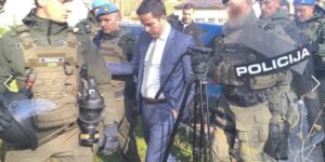 Građani mu ne daju mira: Oko premijera KS policija morala formirati živi štit, prate ga u stopu 690b4e03-b7d8-4c89-9abc-435458c67f20-nihad-uk-policija-preview