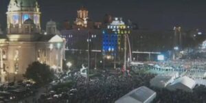 napeto-u-beogradu-kordon-policije-razdvaja-cacije-i-demonstrante-beoooooooo_690ba369bc37b