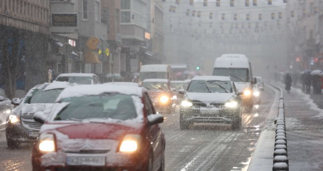Zimska služba u Tuzli radi i noću: Sve raspoložive mašine angažovane na čišćenju snijega
