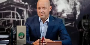 ceo-u-odijelu-u-svojoj-kancelariji-Ws6y