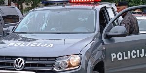 Detalji užasa u Banovićima: Nakon komšijske svađe ubio muškarca i ranio njegovu suprugu, pucao i na treću osobu 5bfbe91d-f977-4c89-95a9-a23f37d0f017-1000x592-1