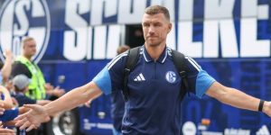 Schalke za samo dva i po sata prodao 40 hiljada novih Džekinih dresova schalke-za-samo-dva-i-po-sata-prodao-40-hiljada-novih-dzekinih-dresova-dzeko1o1o1_6a8380da316ca